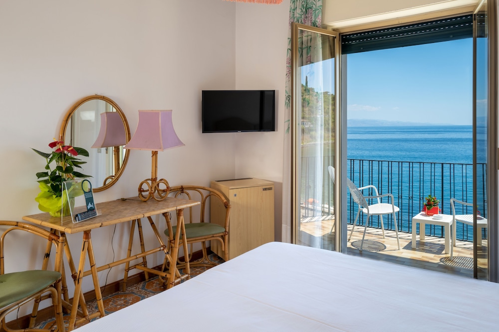 Hotel Lido Mediterranee — Hotel rooms in Taormina, Sicily