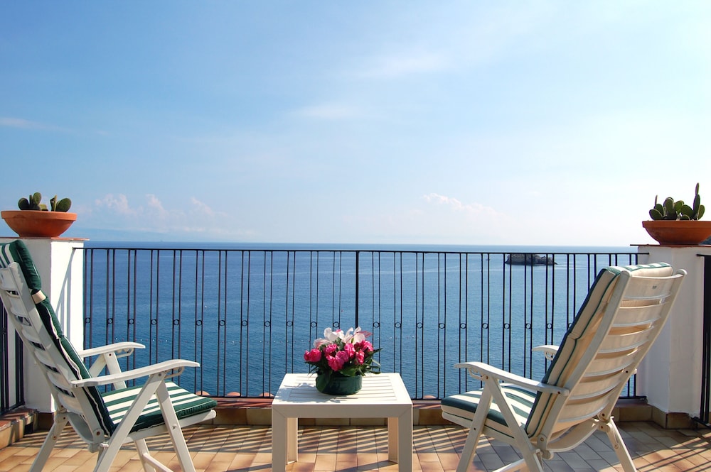 Hotel Lido Mediterranee — Hotel rooms in Taormina, Sicily