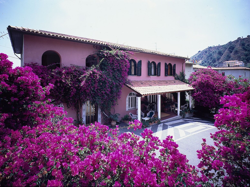 Hotel Lido Mediterranee — Hotel building in Taormina, Sicily