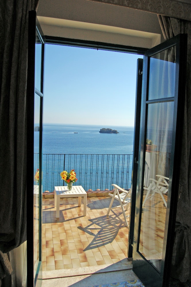 Hotel Lido Mediterranee — Hotel rooms in Taormina, Sicily