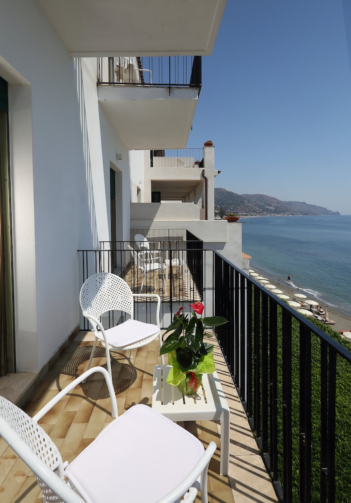 Hotel Lido Mediterranee — Hotel building in Taormina, Sicily