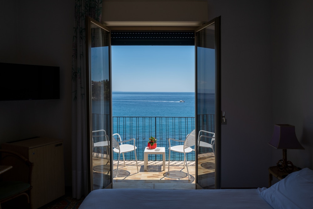 Hotel Lido Mediterranee — Hotel rooms in Taormina, Sicily
