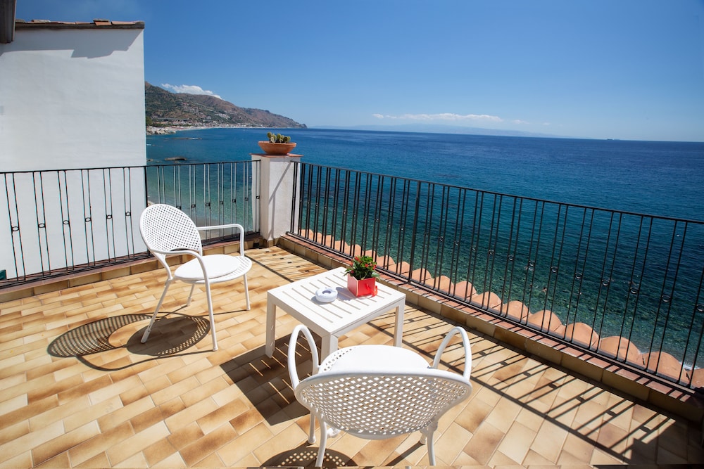 Hotel Lido Mediterranee — Hotel rooms in Taormina, Sicily