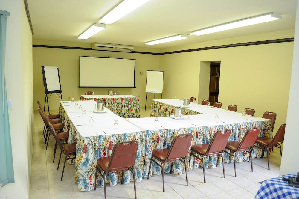 CocoLaPalm Seaside Resort — Hotel building in Negril