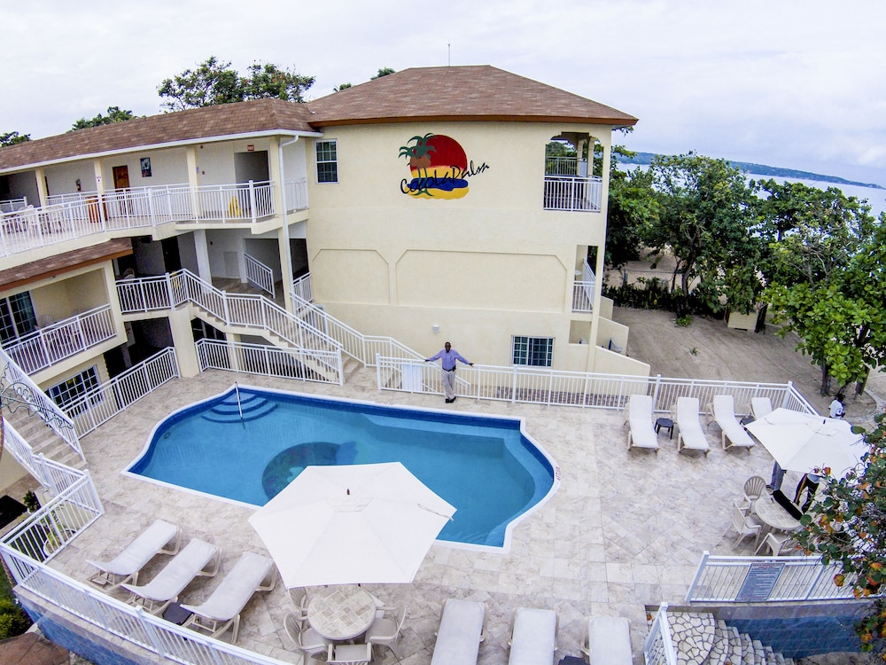 CocoLaPalm Seaside Resort — Hotel building in Negril