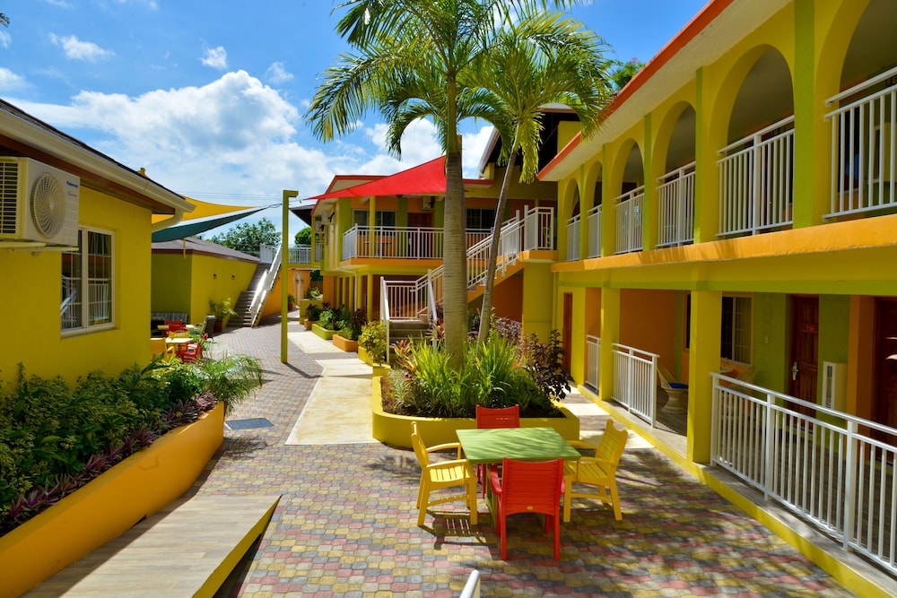 CocoLaPalm Seaside Resort — Hotel building in Negril