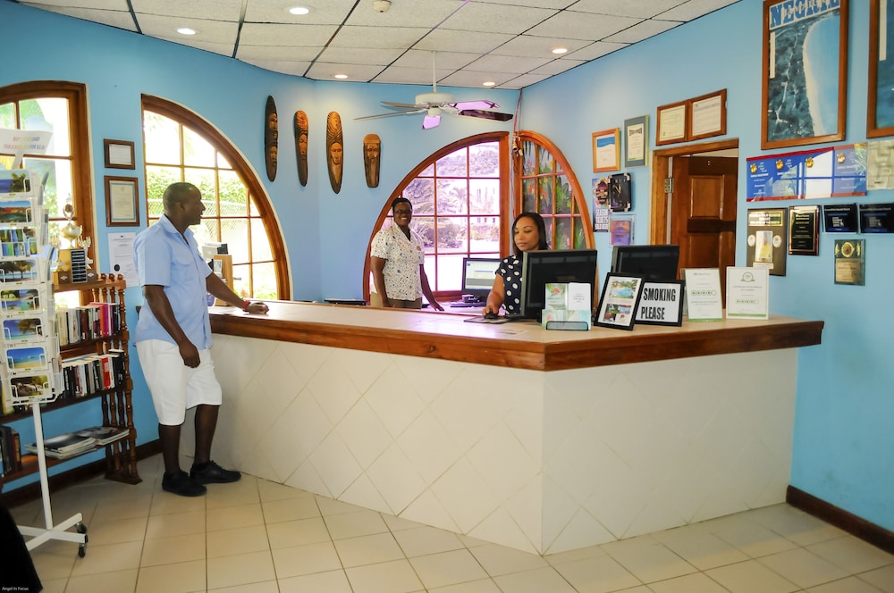 CocoLaPalm Seaside Resort — Hotel building in Negril