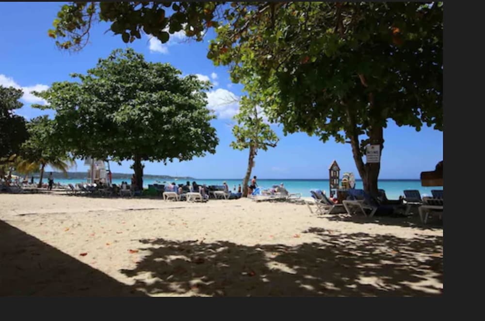 CocoLaPalm Seaside Resort — Beach in Negril