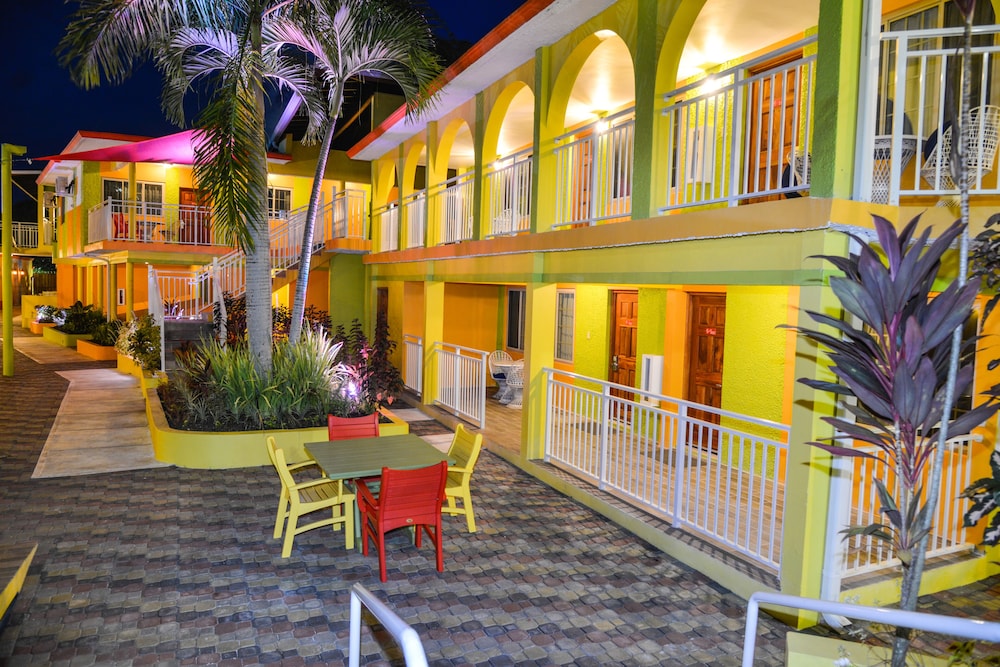 CocoLaPalm Seaside Resort — Hotel building in Negril