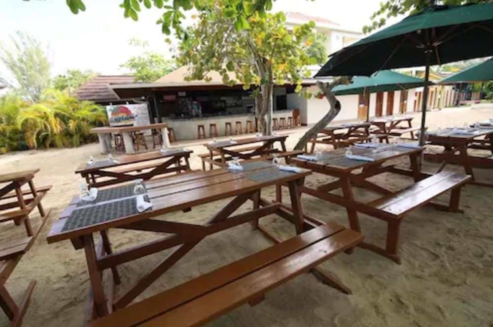 CocoLaPalm Seaside Resort — Restaurant & bars in Negril