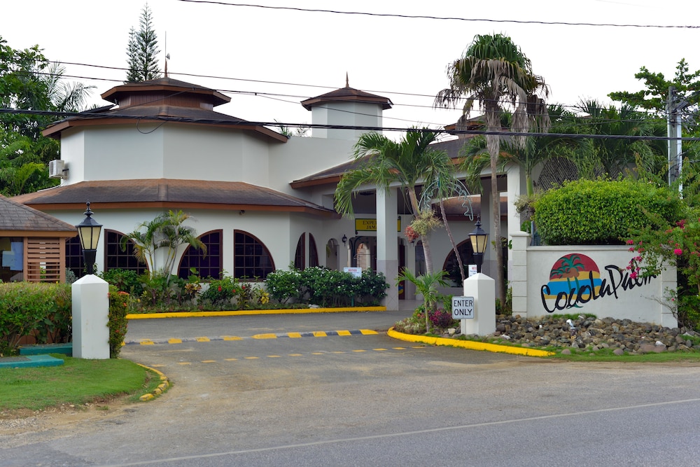 CocoLaPalm Seaside Resort — Hotel building in Negril