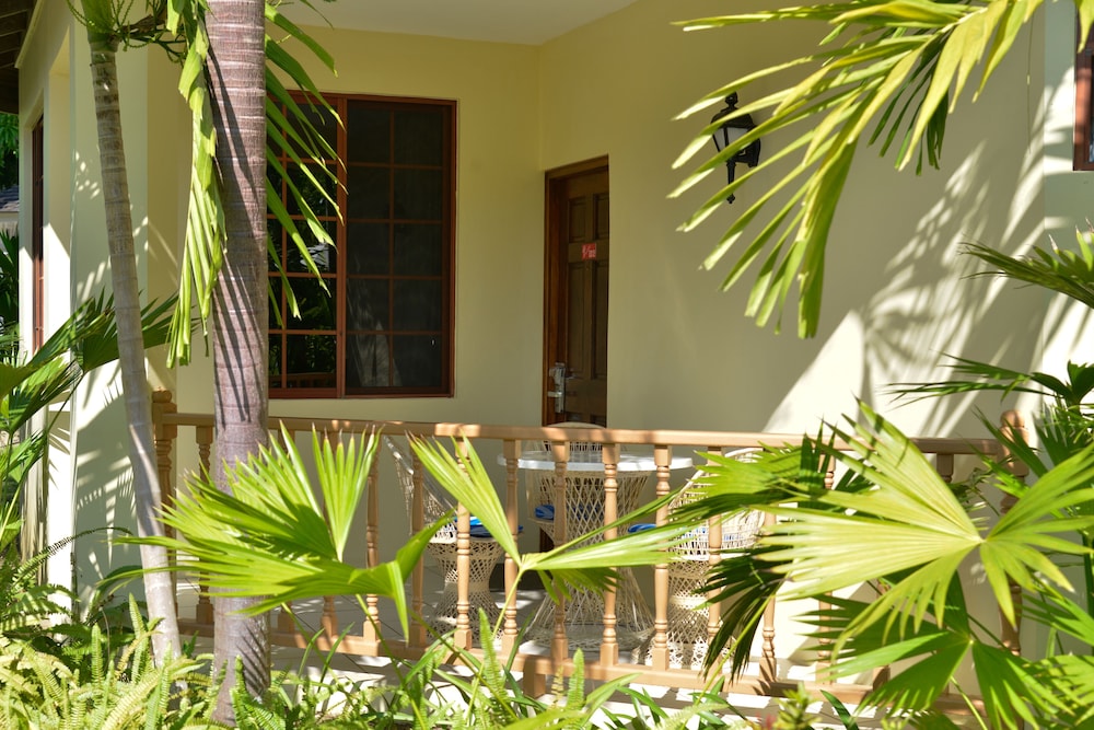 CocoLaPalm Seaside Resort — Hotel building in Negril