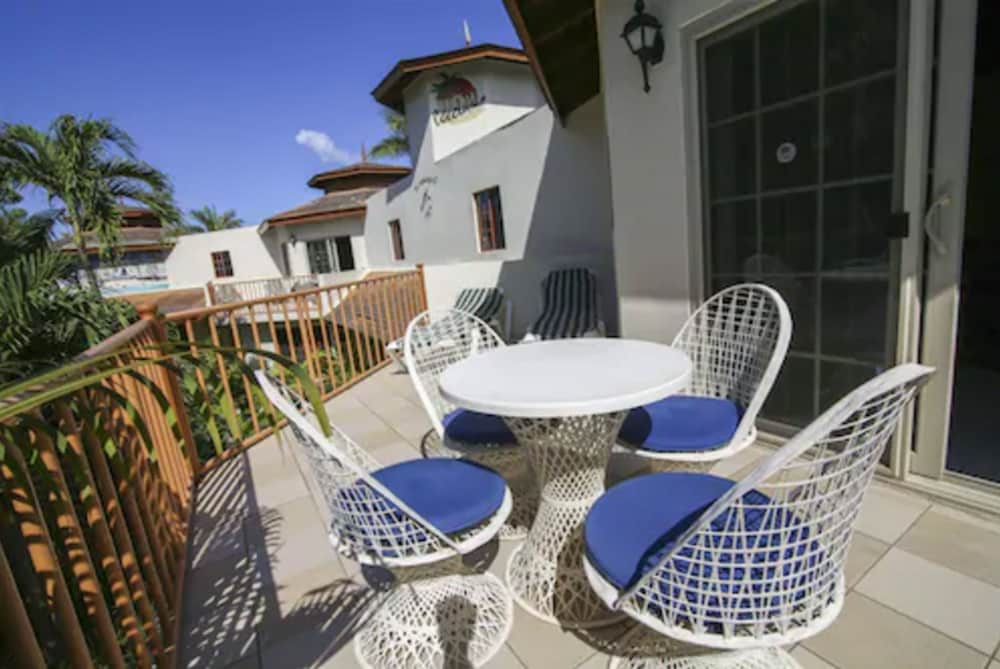 CocoLaPalm Seaside Resort — Hotel building in Negril