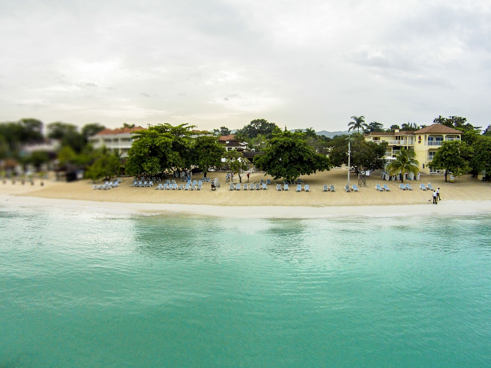 CocoLaPalm Seaside Resort — Beach in Negril