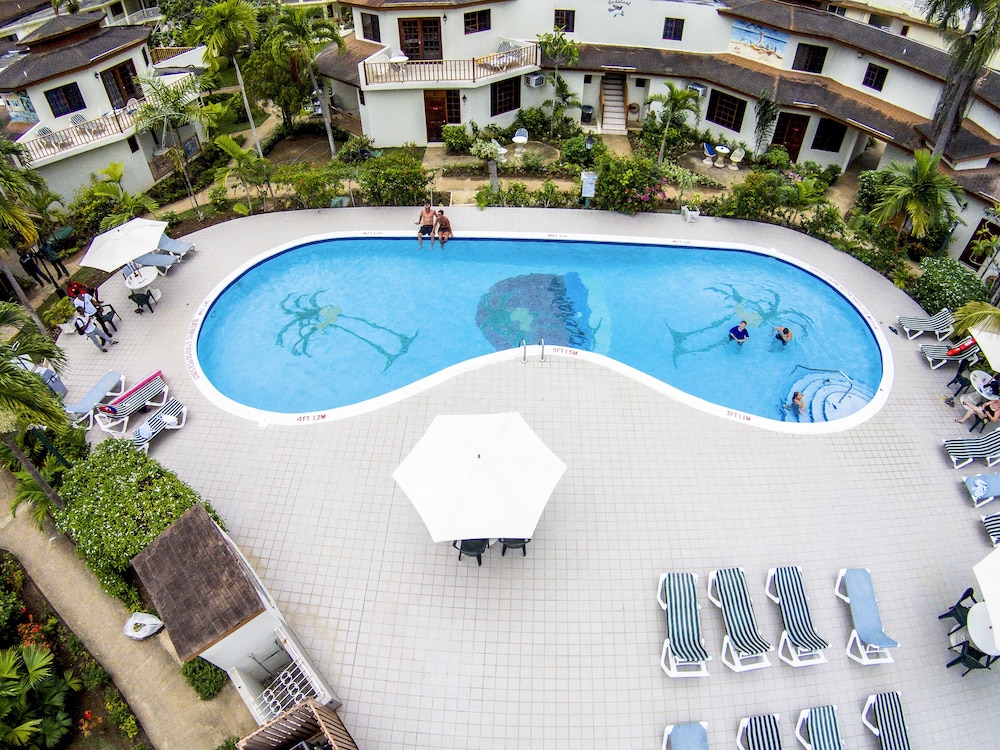 CocoLaPalm Seaside Resort — Swimming pool in Negril