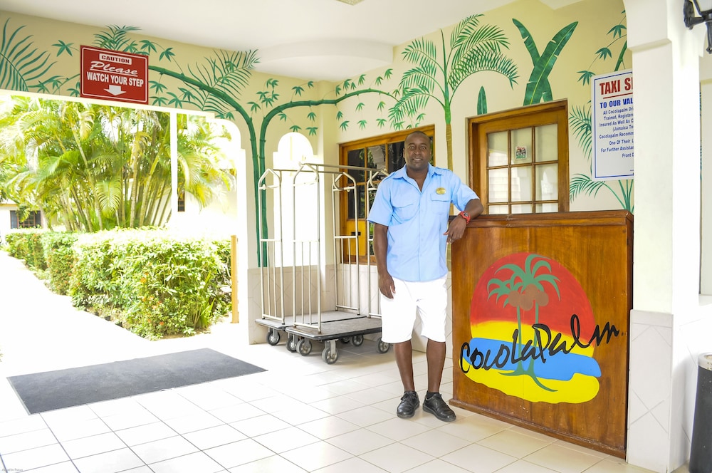 CocoLaPalm Seaside Resort — Hotel building in Negril