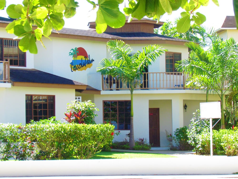 CocoLaPalm Seaside Resort — Hotel building in Negril