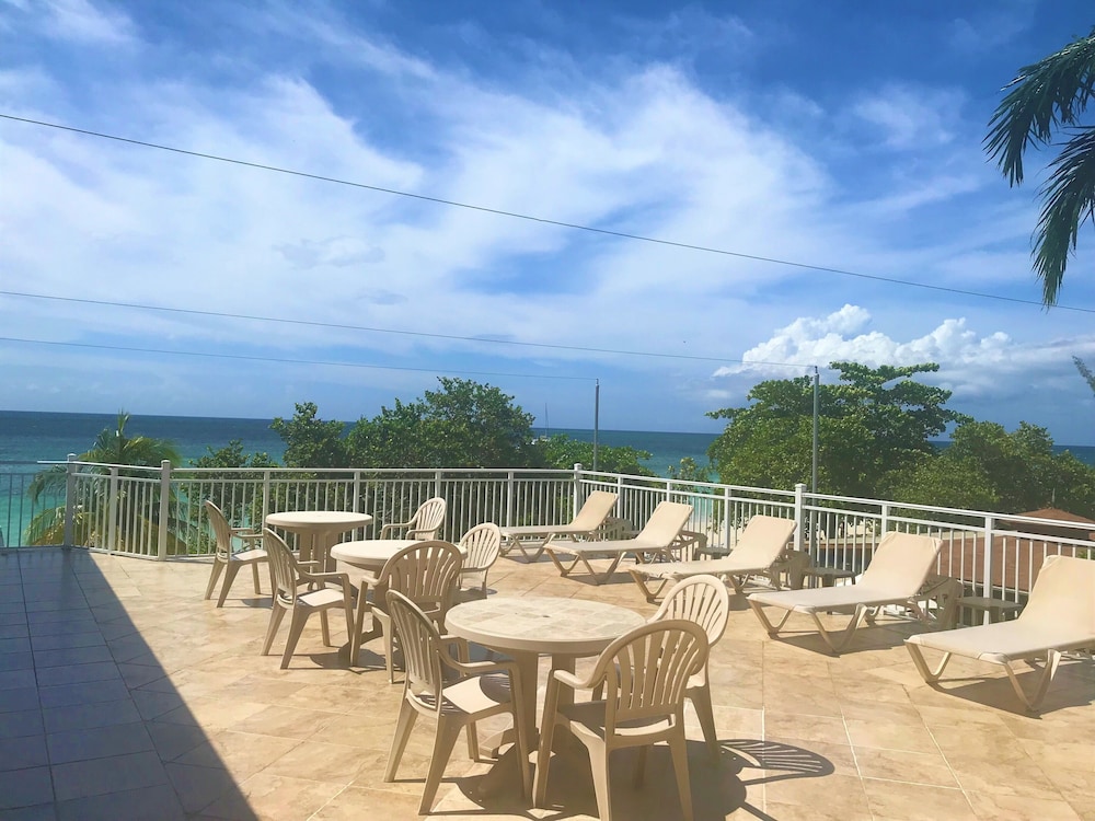 CocoLaPalm Seaside Resort — Beach in Negril