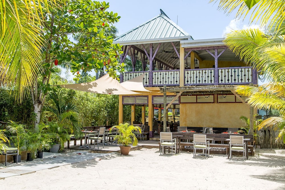 Country Country — Restaurant & bars in Negril