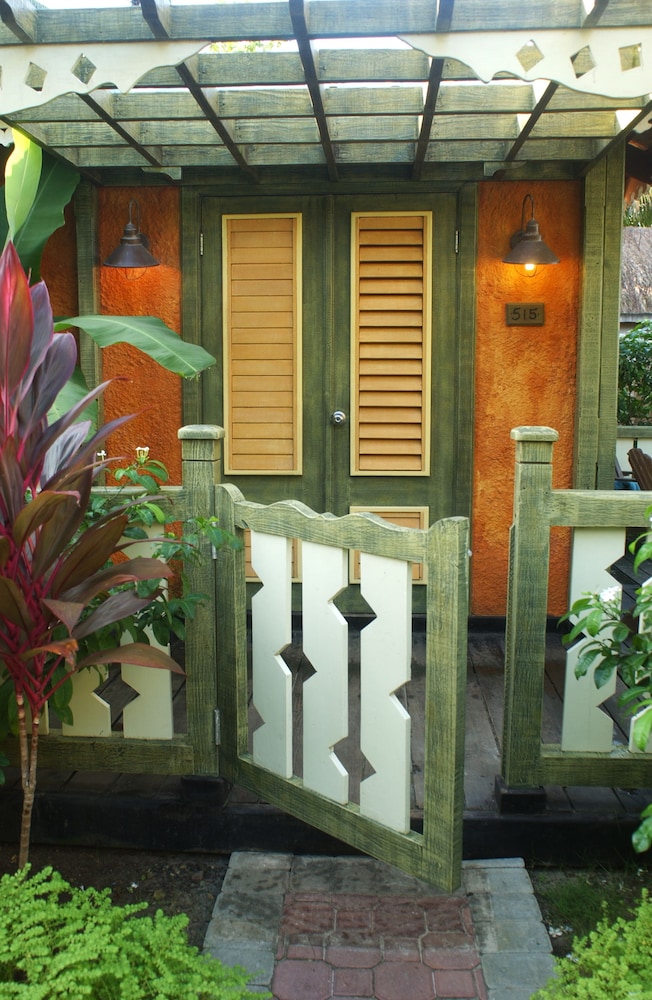 Country Country — Hotel building in Negril