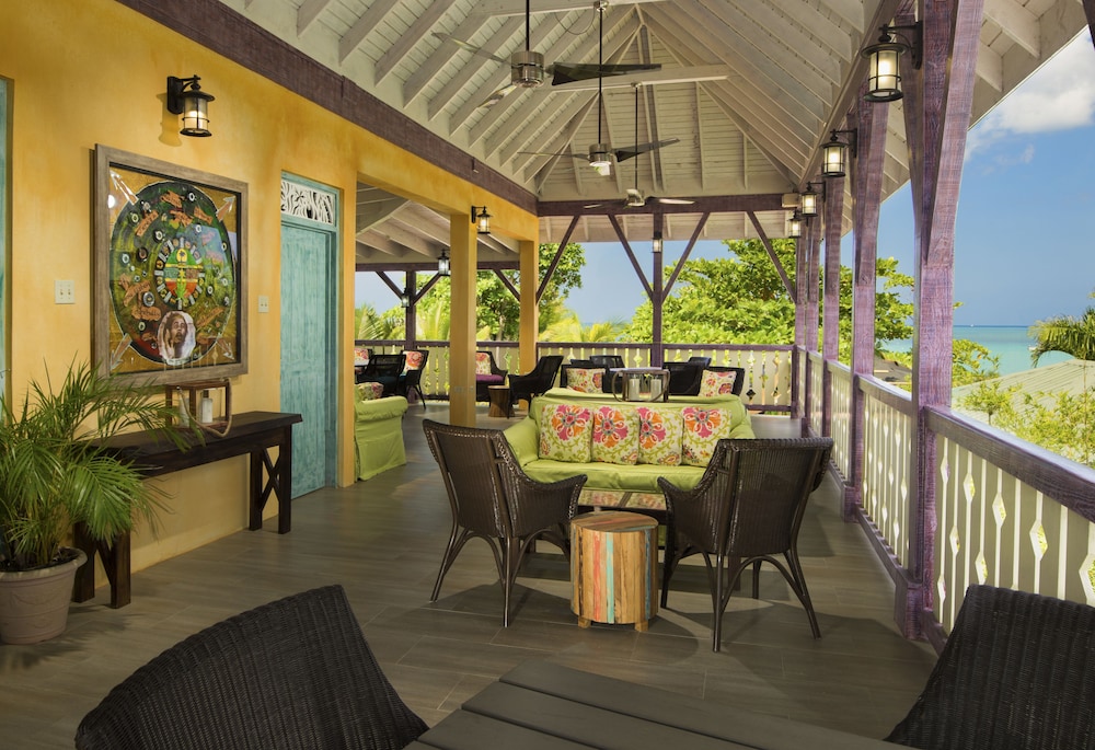 Country Country — Restaurant & bars in Negril