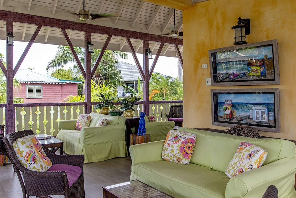 Country Country — Hotel building in Negril