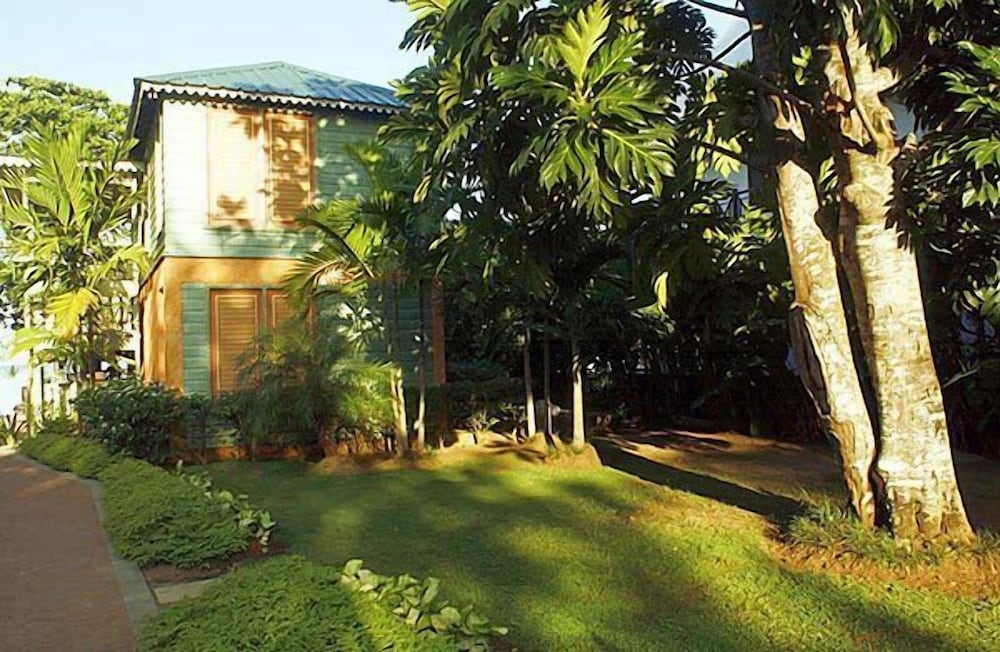 Country Country — Hotel building in Negril