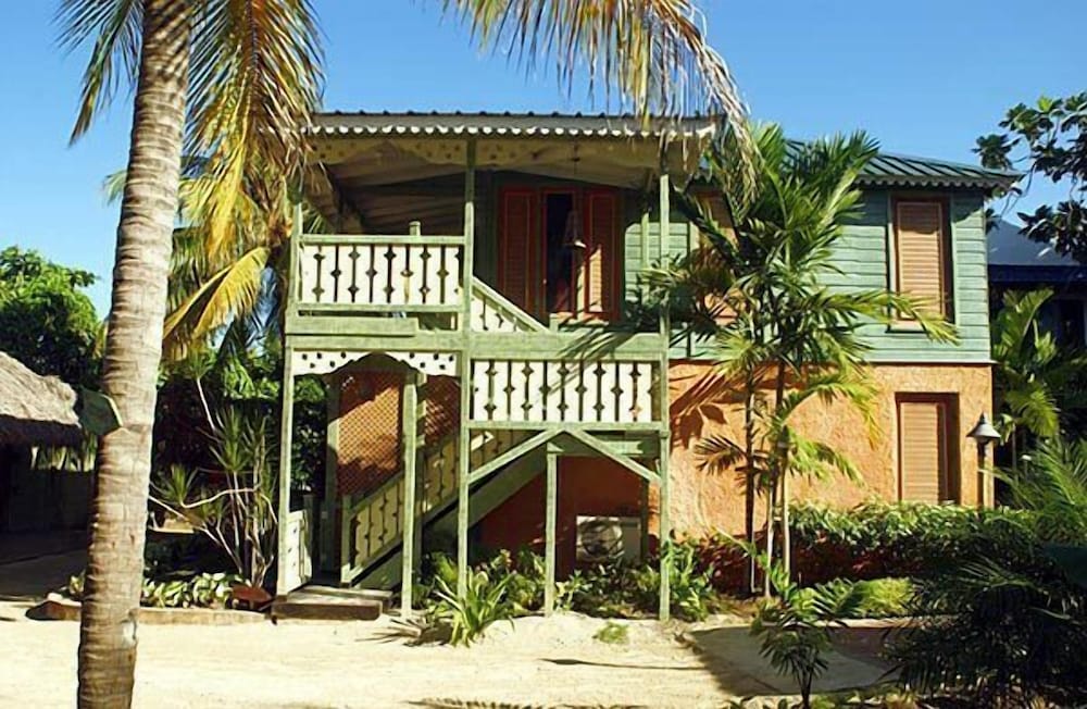 Country Country — Hotel building in Negril