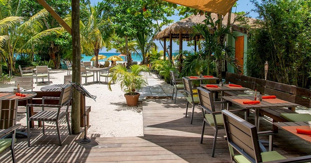 Country Country — Restaurant & bars in Negril