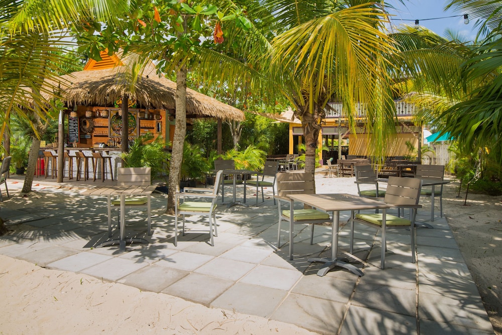 Country Country — Restaurant & bars in Negril