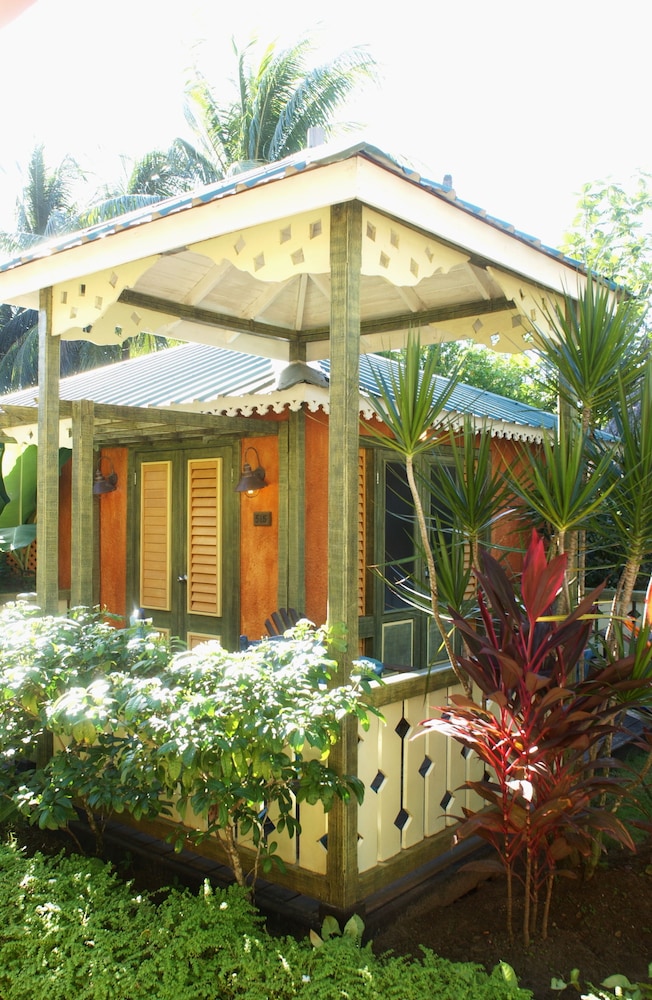 Country Country — Hotel building in Negril