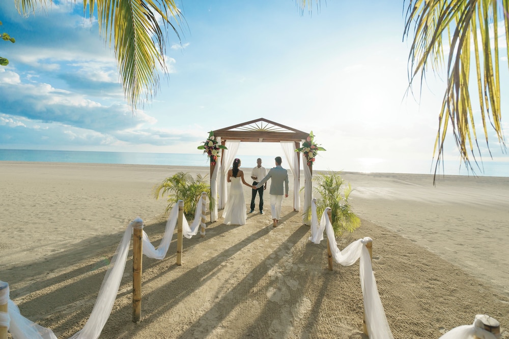 Couples Swept Away All Inclusive — Beach in Negril