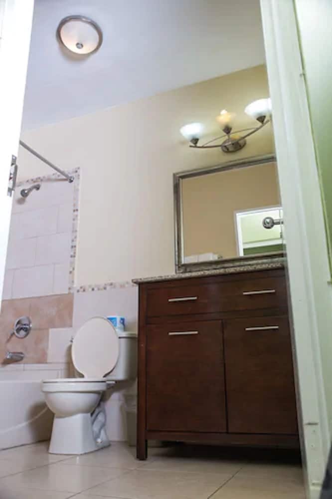 The Cardiff Hotel & Spa — Hotel rooms in Runaway Bay