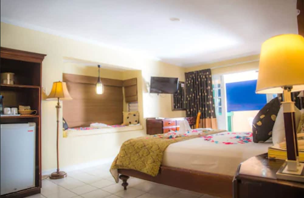 The Cardiff Hotel & Spa — Hotel rooms in Runaway Bay
