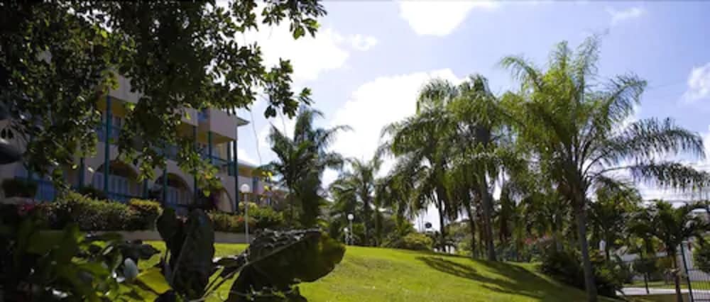 The Cardiff Hotel & Spa — Hotel building in Runaway Bay