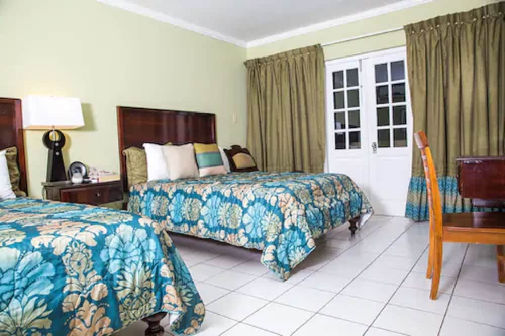 The Cardiff Hotel & Spa — Hotel rooms in Runaway Bay