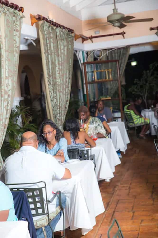 The Cardiff Hotel & Spa — Restaurant & bars in Runaway Bay