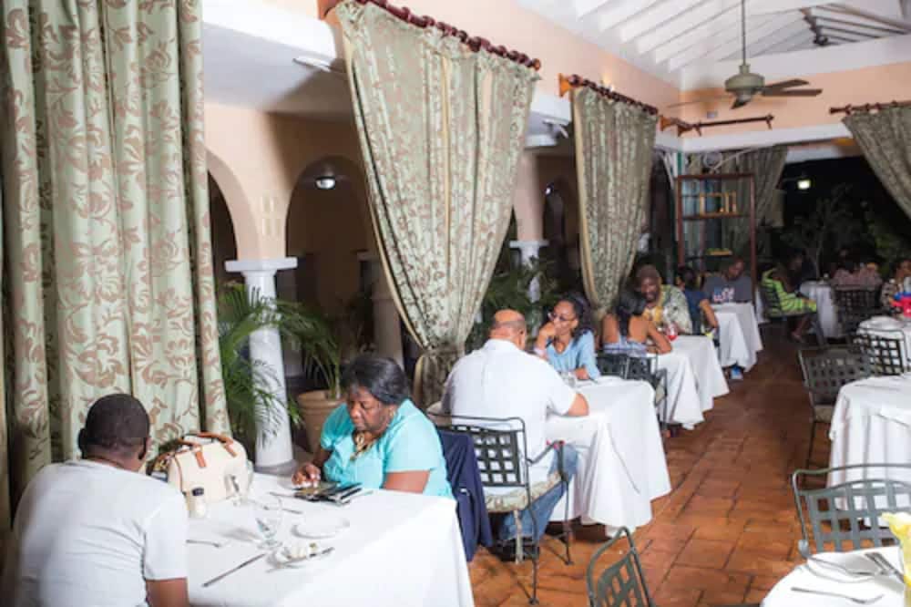 The Cardiff Hotel & Spa — Restaurant & bars in Runaway Bay