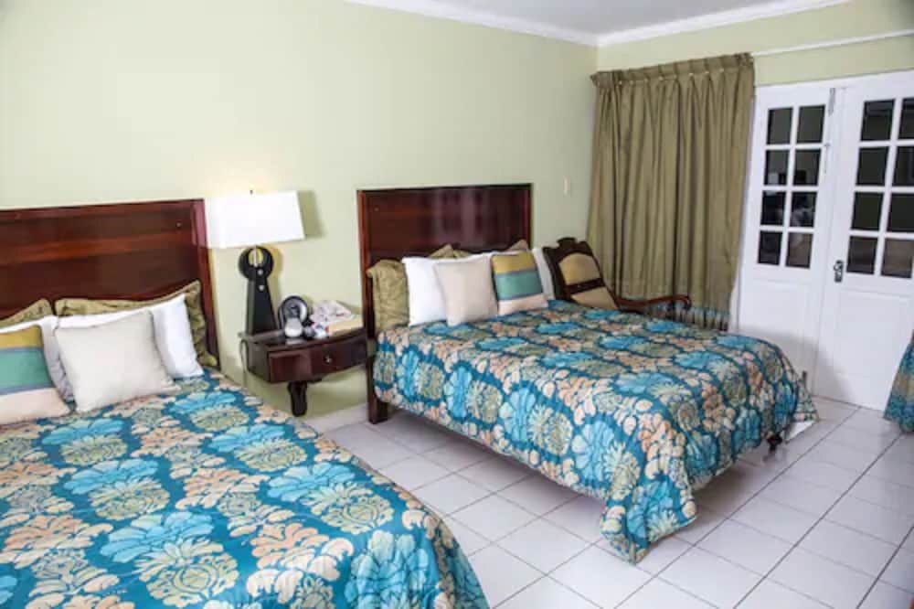 The Cardiff Hotel & Spa — Hotel rooms in Runaway Bay