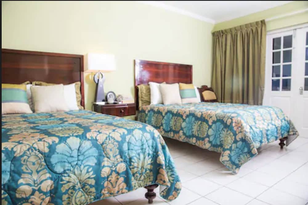 The Cardiff Hotel & Spa — Hotel rooms in Runaway Bay