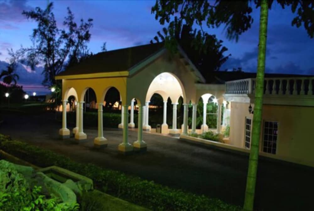 The Cardiff Hotel & Spa — Hotel building in Runaway Bay