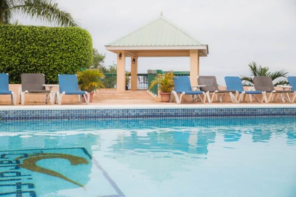 The Cardiff Hotel & Spa — Swimming pool in Runaway Bay