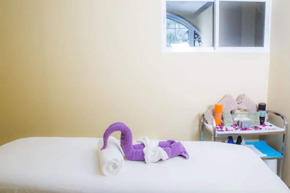 The Cardiff Hotel & Spa — Hotel rooms in Runaway Bay