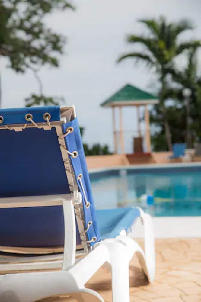 The Cardiff Hotel & Spa — Swimming pool in Runaway Bay