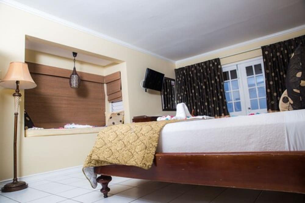 The Cardiff Hotel & Spa — Hotel rooms in Runaway Bay