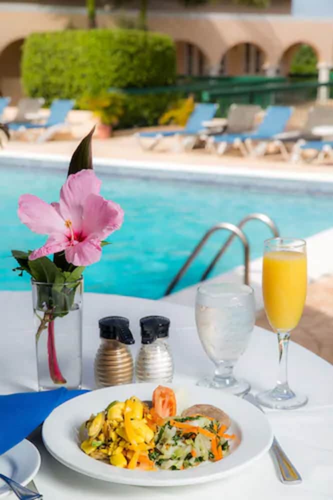 The Cardiff Hotel & Spa — Swimming pool in Runaway Bay