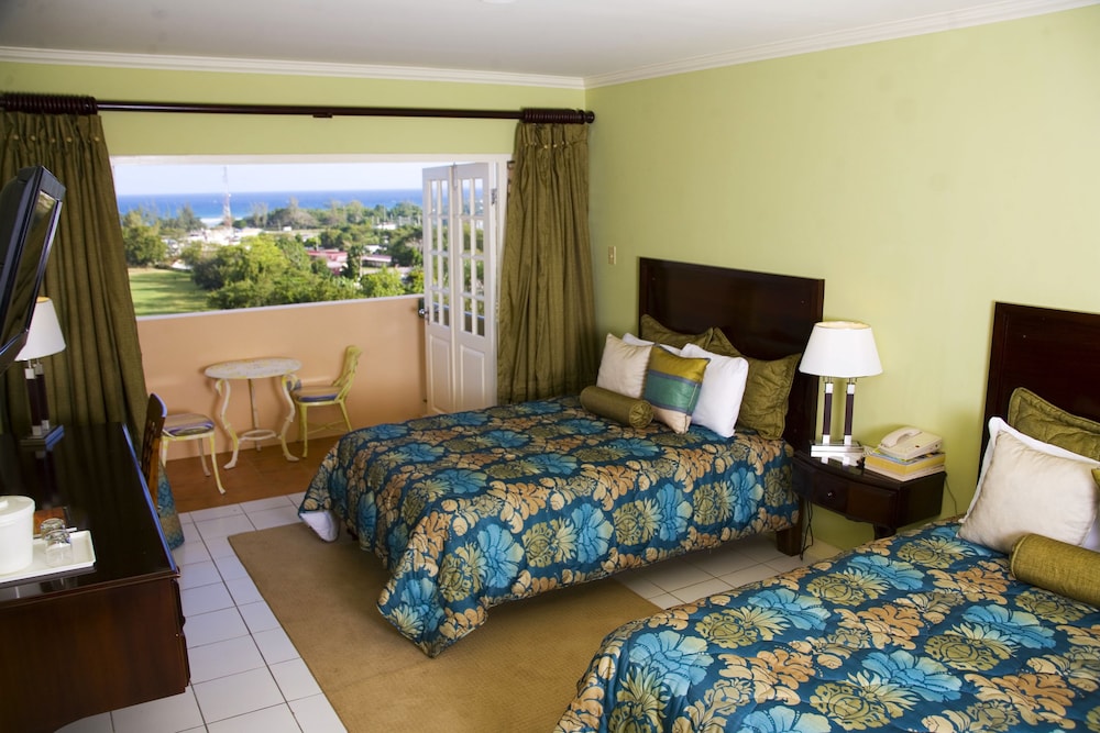 The Cardiff Hotel & Spa — Hotel rooms in Runaway Bay