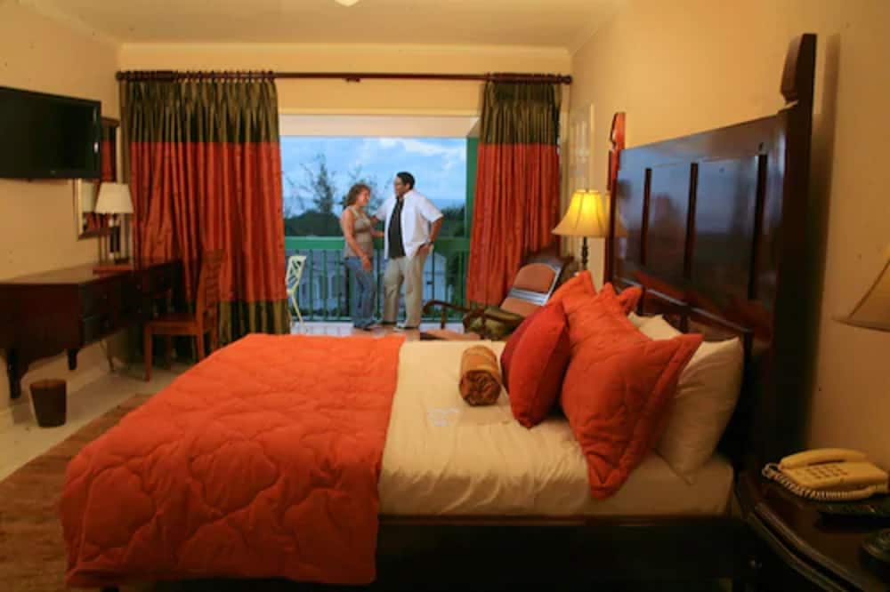 The Cardiff Hotel & Spa — Hotel rooms in Runaway Bay