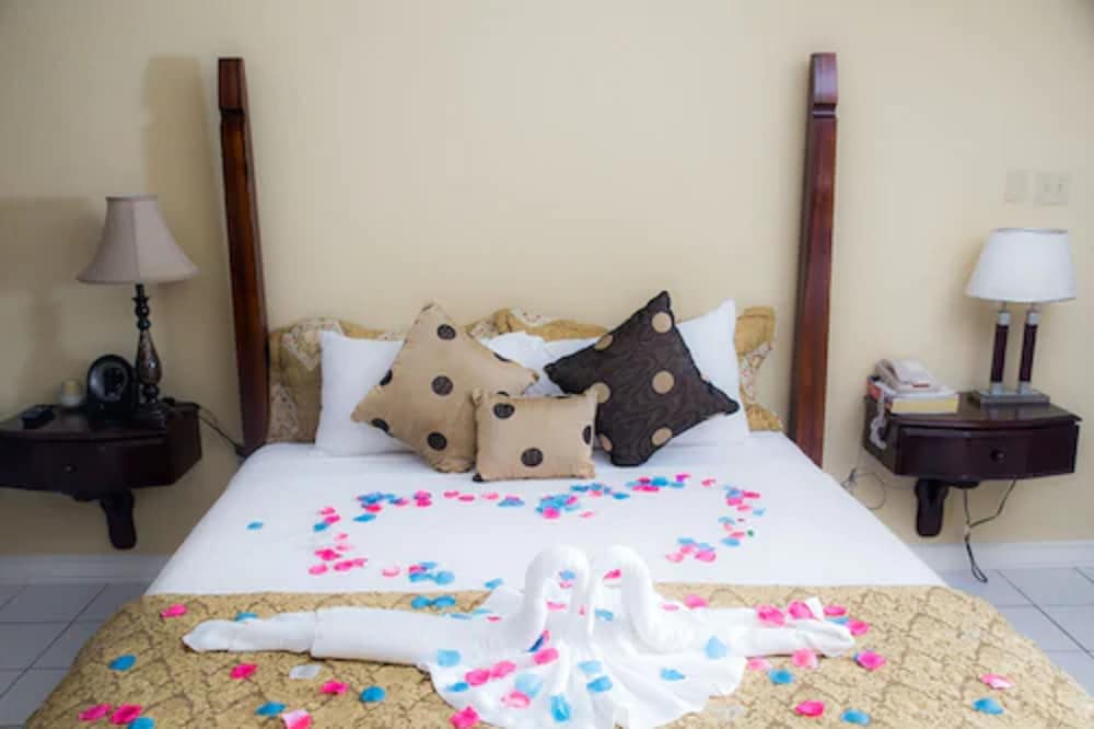 The Cardiff Hotel & Spa — Hotel rooms in Runaway Bay