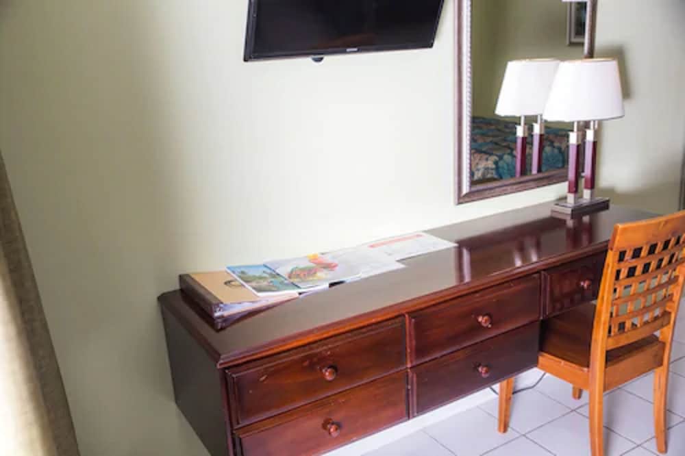 The Cardiff Hotel & Spa — Hotel rooms in Runaway Bay